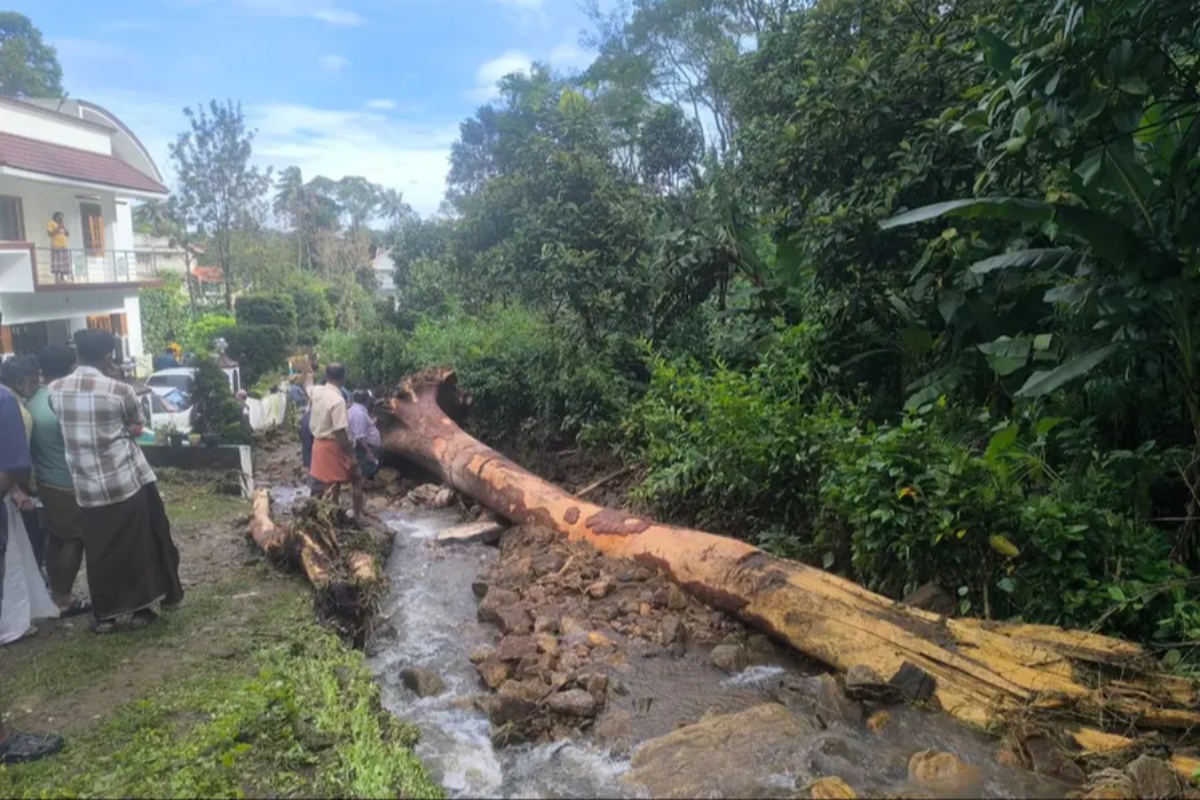 ഇടുക്കിയിൽ ഉരുൾപ്പൊട്ടൽ; റോഡുകളും കൃഷിയിടങ്ങളും ഒലിച്ച് പോയി മുണ്ടിയെരുമ -താന്നിമൂട് പ്രദേശത്ത് ആറ് കരകവിഞ്ഞ് ഒഴുകി വ്യാപക വെള്ളപ്പൊക്കം