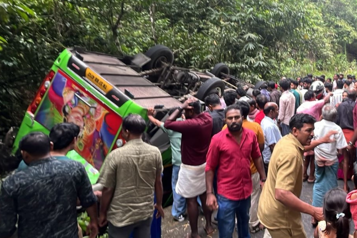 അടിമാലി മാങ്കുളം വിരിപ്പാറയിൽ വിനോദ സഞ്ചാരികൾ സഞ്ചരിച്ച മിനി ബസ് മറിഞ്ഞ് അപകടം